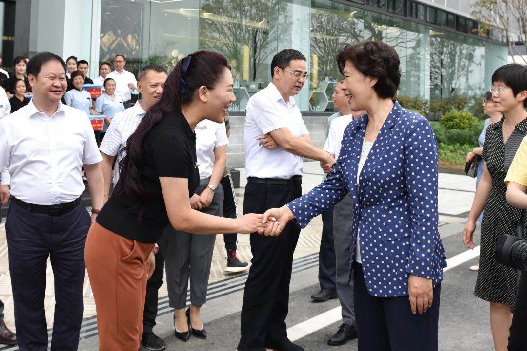 省委常委田向利一行調(diào)研麗妍工坊